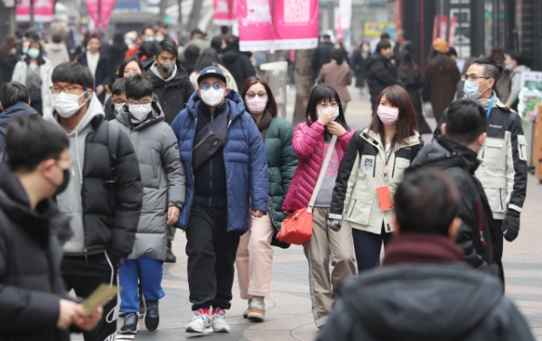 신종 코로나바이러스 감염증(우한 폐렴)이 확산 중인 1일 오후 서울 중구 명동 거리에서 시민들과 관광객들이 마스크를 착용하고 있다. [출처=연합뉴스]