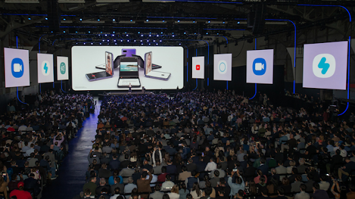 갤럭시 Z 플립이 11일(현지시각) 미국 샌프란시스코에서 진행된 '갤럭시 언팩 2020'에서 공개되고 있다. [제공=삼성전자]