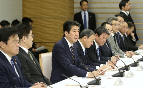 아베 일본 총리가 지금까지의 소극적 대응을 전면 전환하자고 일본 정부의 대응태세 변화를 촉구했다.