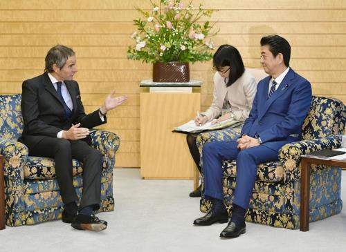 IAEA 사무총장이 일본 아베 수상을 방문하고 있다.