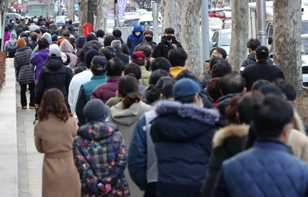 대구 수성우체국 앞에서 시민들이 정부가 공급하는 마스크를 구입하기 위해 줄 서 있다. [출처=연합뉴스]