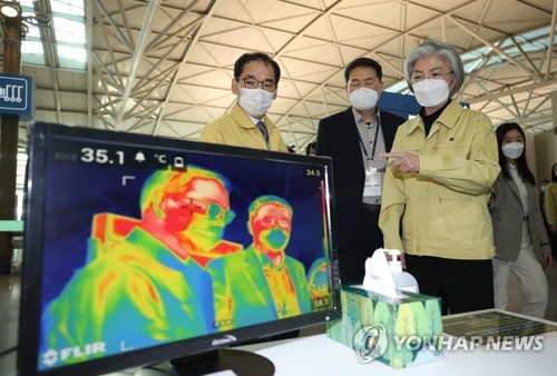 강경화 장관이 인천공항 검역 장면을 둘러보고 있다.