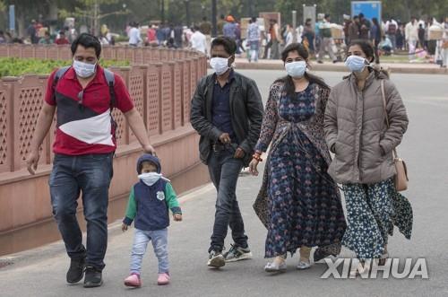 인도 역시 코로나19 확산에 비상이 걸렸다. 사진은 뉴델리 시민들 모습