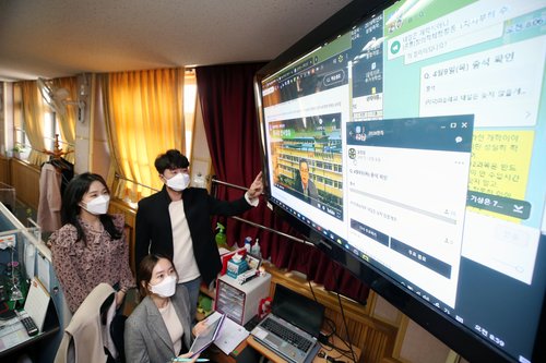광주 상일여고에서 온라인 수업 중 출석을 체크하고 있다.