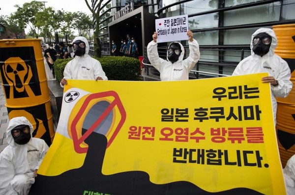7월 30일 서울 종로구 주한일본대사관 앞에서 그린피스 회원들이 '후쿠시마 오염수 방류 반대 기자회견'을 열고 관련 퍼포먼스를 하고 있다. [출처=연합뉴스]