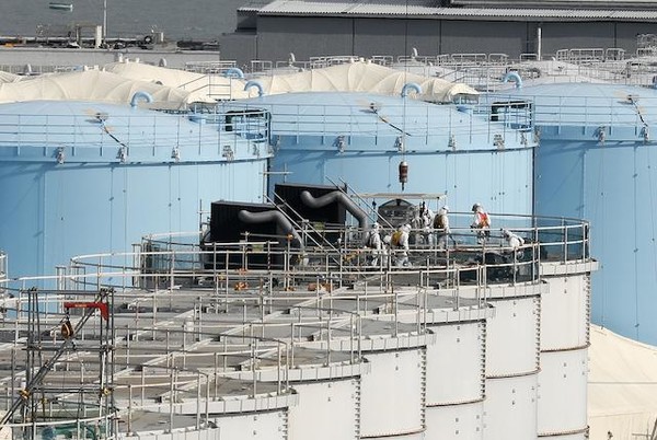 일본 후쿠시마 원자력 발전소 내 근로자들이 지난 1월 방사능 오염수를 저장중인 탱크를 교체하고 있다. [출처=EPA 연합뉴스]