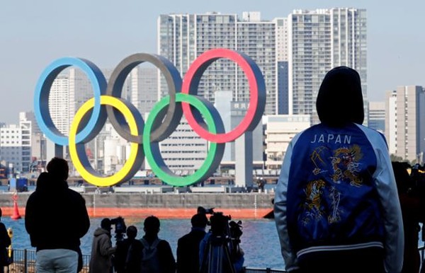 도쿄 시민들이 1일 도쿄 오다이바 해변공원에 재설치된 올림픽을 상징하는 오륜 설치물을 바라보고 있다. [출처=로이터 연합뉴스]
