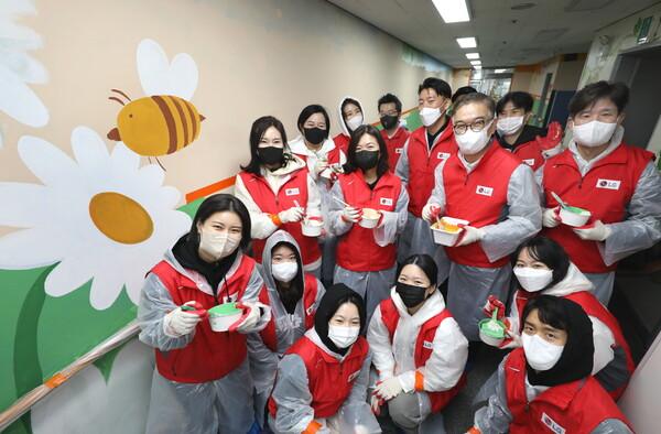 벽화 그리기 봉사활동에 참가한 LG유플러스 임직원들  (사진=LG유플러스)
