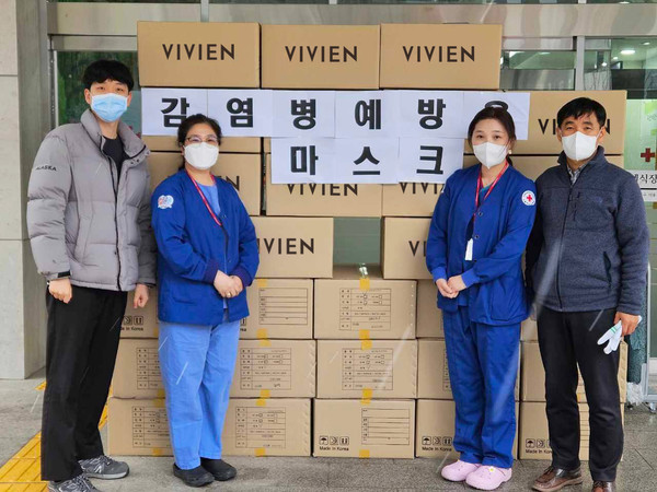 서울적십자병원 의료진들이 지난 15일 비비안이 기부한 마스크와 함께 기념촬영을 하고 있다. (사진=비비안)