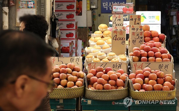 과일값 고공행진이 계속되면서 소비자물가 상승률이 한달만에 또 3%대로 올라섰다. (사진=연합뉴스)
