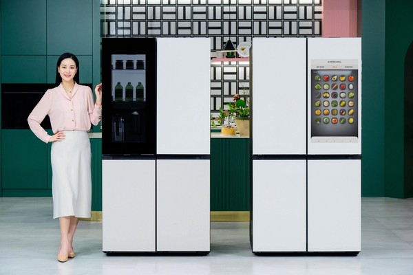 삼성전자 모델이 '2024년형 비스포크 냉장고' 신제품을 소개하고 있다. (사진=삼성전자)
