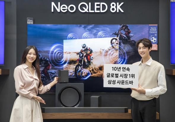 삼성전자 모델이 사운드바 10년 연속 글로벌 시장 1위 달성을 기념해서 2024년형 사운드바 'HW-Q990D'와 2024년형 Neo QLED 8K 제품을 소개하고 있다. (사진=삼성전자)