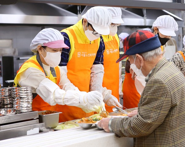금호석유화학 직원들이 서울노인복지센터에서 독거노인 급식봉사활동을 하고 있다. (사진=금호석유화학)