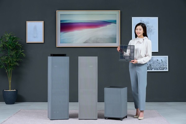 삼성전자 모델이 프리미엄 공기청정기 '비스포크 큐브 에어 인피니트 라인'에 신규 필터를 적용한 신세품을 소개하고 있다. (사진=삼성전자)