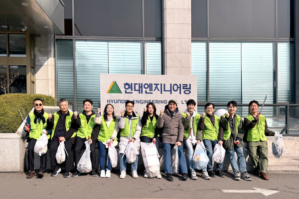 지난 13일 환경 정화 봉사활동에 참여한 현대엔지니어링 임직원들과 배우 김석훈이 기념사진을 촬영하고 있다. (사진=현대엔지니어링)