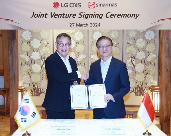 LG CNS 현신균 대표(왼쪽)와 시나르마스 프랭키 우스만 위자야 회장이 합작투자 계약을 체결하고 기념촬영을 하고 있다. (사진=LG CNS)