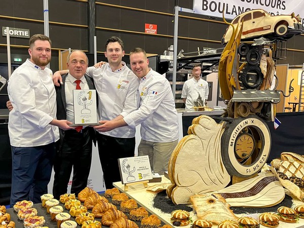 25일 프랑스 클레르 몽페랑에서 열린 제빵대회 '쿠프 드 유럽 드 라 블랑제리'에서 우승한 SPC그룹 소속 제빵 강사 쿠엔틴들라주(왼쪽 세 번째)가 기념촬영을 하고 있다. (사진=SPC)