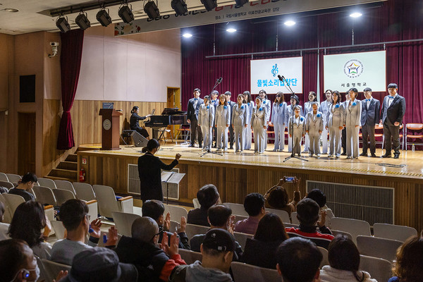 코웨이 물빛소리 합창단이 국립서울맹학교 용산캠퍼스에서 공연을 선보이고 있다. (사진=코웨이) 